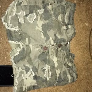 Camouflage high wasted ripped shorts